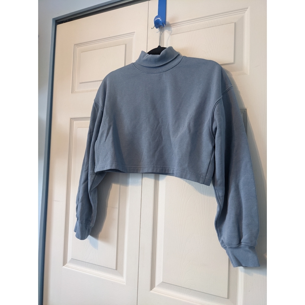 3/$15! H&M Cropped Turtleneck Sweatshirt - Picture 4 of 11